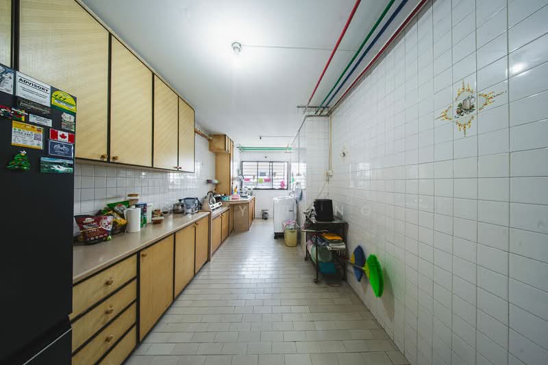 160 Woodlands Street 13 HDB Flat For Sale at S$ 600,000 | PropertyGuru Singapore - Kitchen