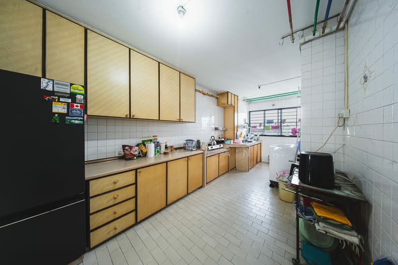 160 Woodlands Street 13 HDB Flat For Sale at S$ 600,000 | PropertyGuru Singapore - Kitchen