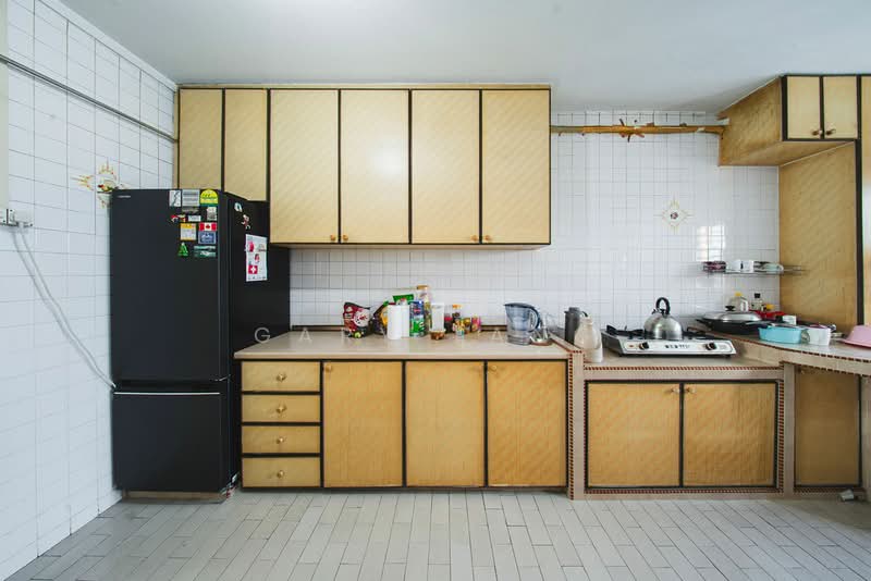 160 Woodlands Street 13 HDB Flat For Sale at S$ 600,000 | PropertyGuru Singapore - Kitchen