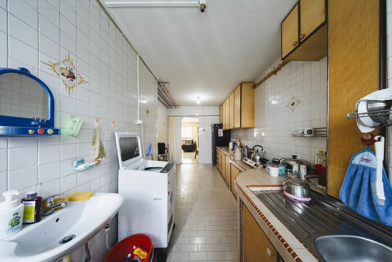 160 Woodlands Street 13 HDB Flat For Sale at S$ 600,000 | PropertyGuru Singapore - Kitchen