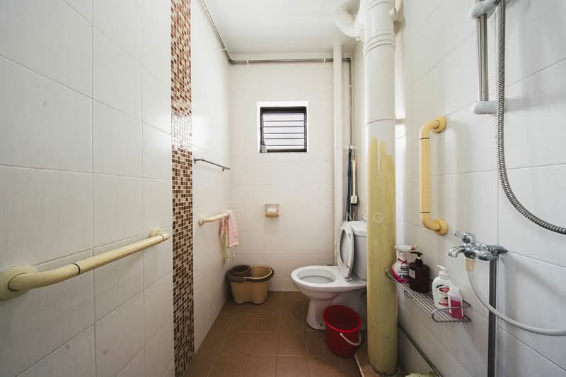 160 Woodlands Street 13 HDB Flat For Sale at S$ 600,000 | PropertyGuru Singapore - Bathroom