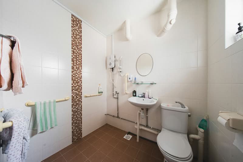 160 Woodlands Street 13 HDB Flat For Sale at S$ 600,000 | PropertyGuru Singapore - Bathroom