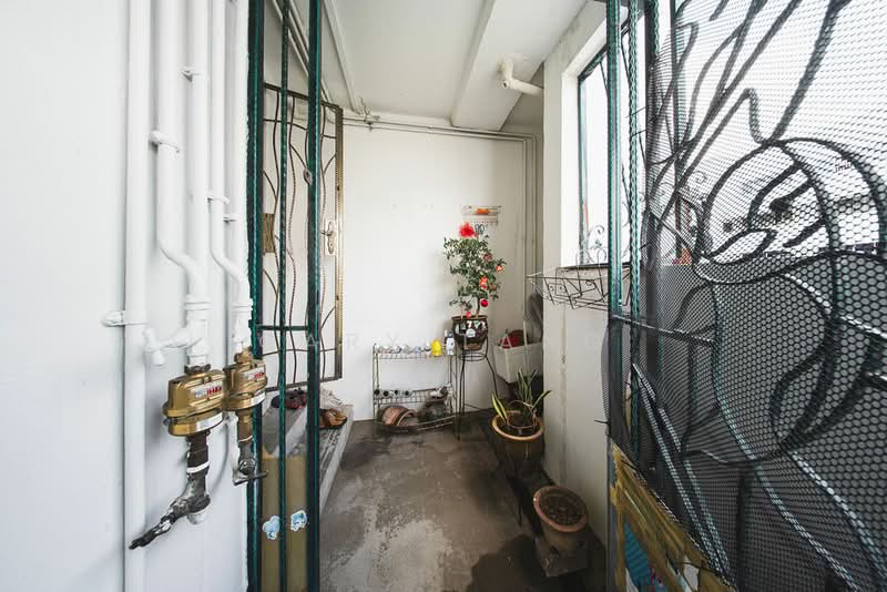 160 Woodlands Street 13 HDB Flat For Sale at S$ 600,000 | PropertyGuru Singapore - Entrance