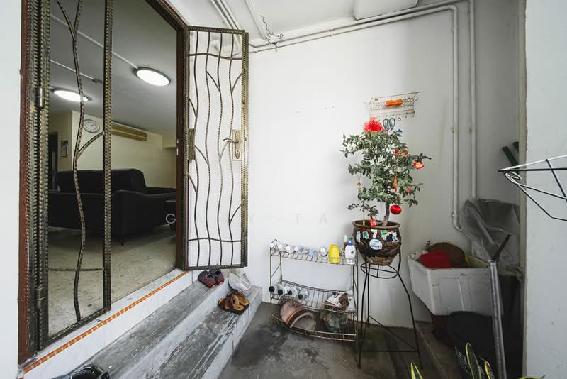 160 Woodlands Street 13 HDB Flat For Sale at S$ 600,000 | PropertyGuru Singapore - Entrance