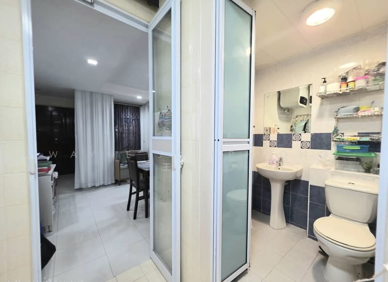 675B Jurong West Street 64 HDB Flat For Sale at S$ 628,000 | PropertyGuru Singapore - Bathroom