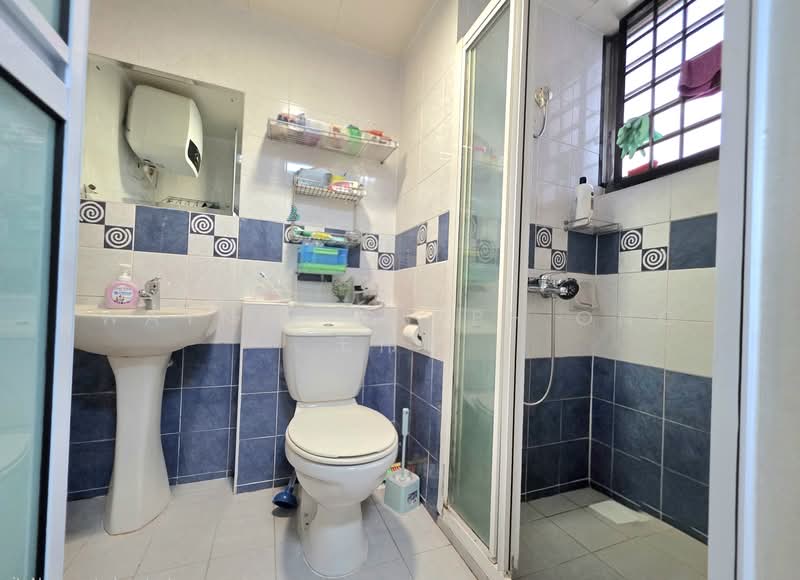 675B Jurong West Street 64 HDB Flat For Sale at S$ 628,000 | PropertyGuru Singapore - Bathroom