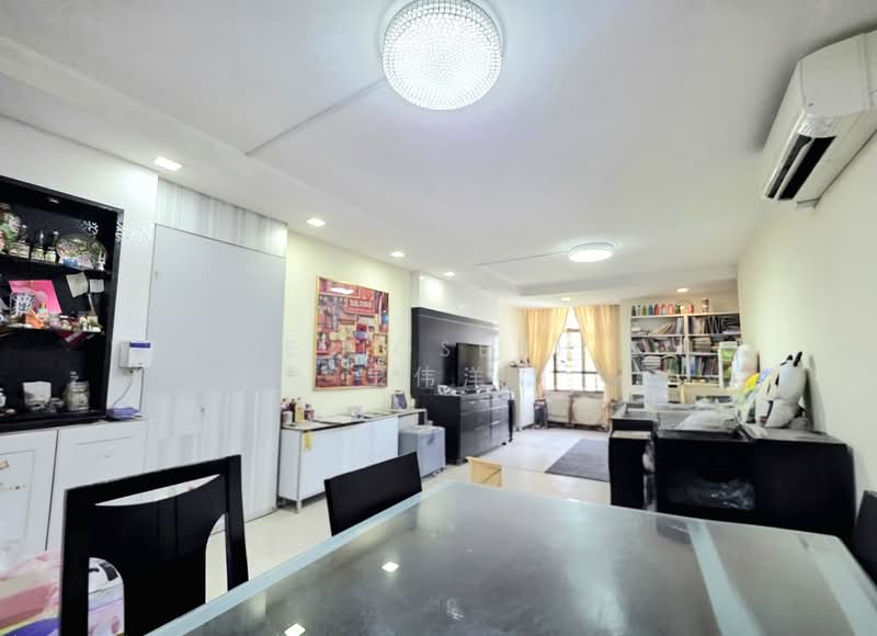 675B Jurong West Street 64 HDB Flat For Sale at S$ 628,000 | PropertyGuru Singapore - Living Room