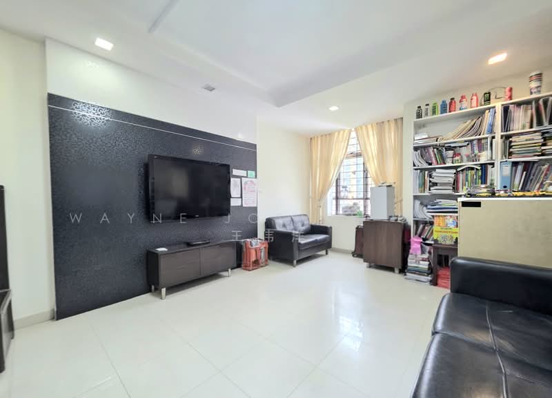 675B Jurong West Street 64 HDB Flat For Sale at S$ 628,000 | PropertyGuru Singapore - Living Room