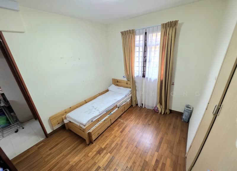 675B Jurong West Street 64 HDB Flat For Sale at S$ 628,000 | PropertyGuru Singapore - Bedroom