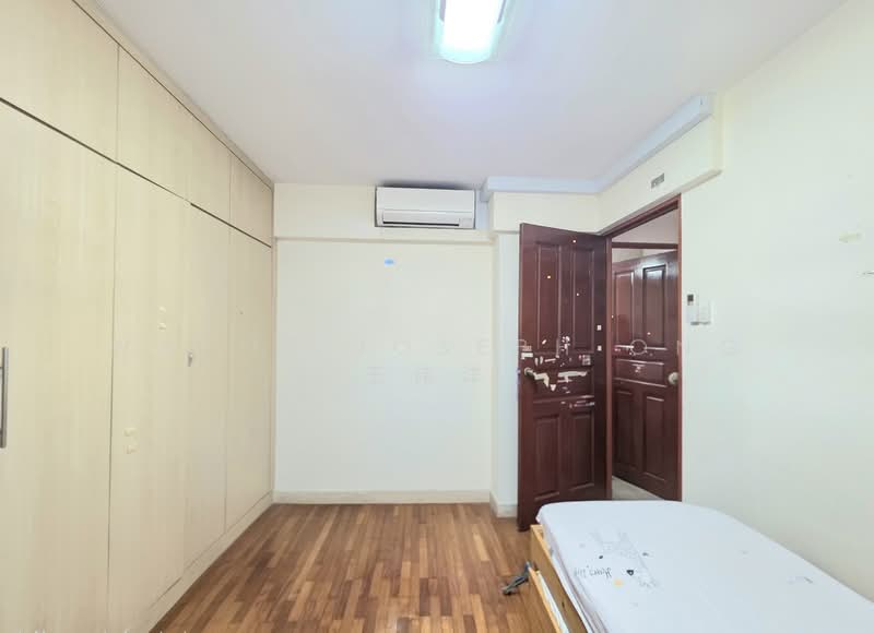 675B Jurong West Street 64 HDB Flat For Sale at S$ 628,000 | PropertyGuru Singapore - Bedroom