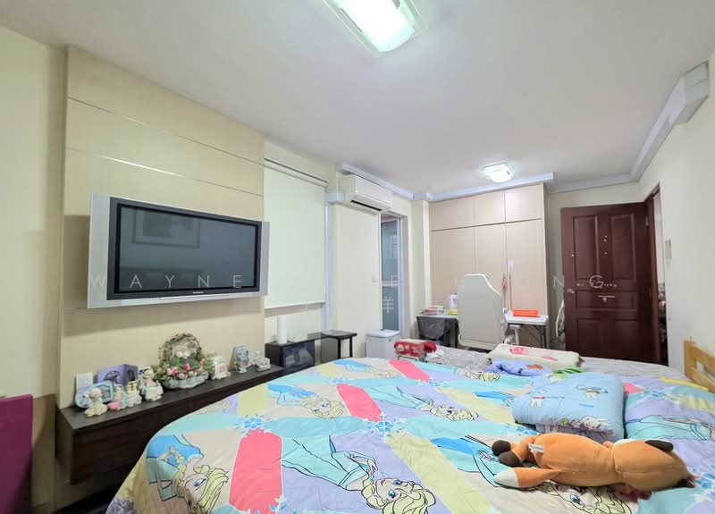 675B Jurong West Street 64 HDB Flat For Sale at S$ 628,000 | PropertyGuru Singapore - Bedroom