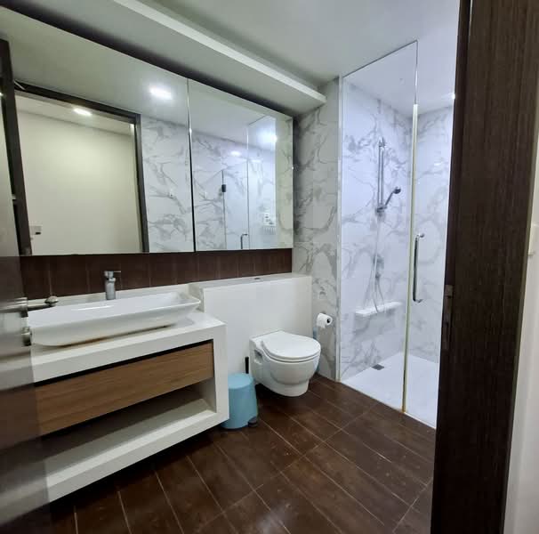 Jewel @ Buangkok Condominium For Sale at S$ 1,750,000 | PropertyGuru Singapore - Master Bathroom