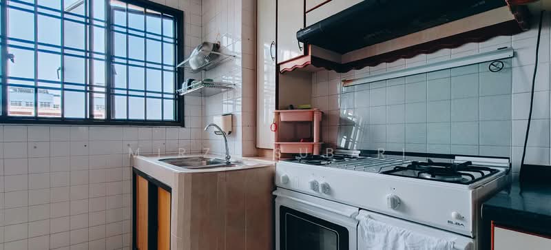 132 Bedok Reservoir Road HDB Flat For Sale at S$ 600,000 | PropertyGuru Singapore - Kitchen