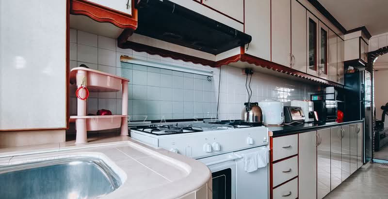 132 Bedok Reservoir Road HDB Flat For Sale at S$ 600,000 | PropertyGuru Singapore - Kitchen