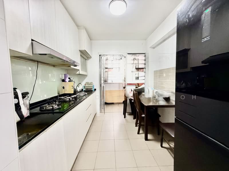672C Yishun Avenue 4 HDB Flat For Sale at S$ 650,000 | PropertyGuru Singapore - Kitchen