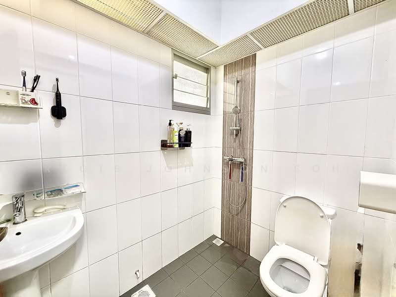 672C Yishun Avenue 4 HDB Flat For Sale at S$ 650,000 | PropertyGuru Singapore - Common Bathroom