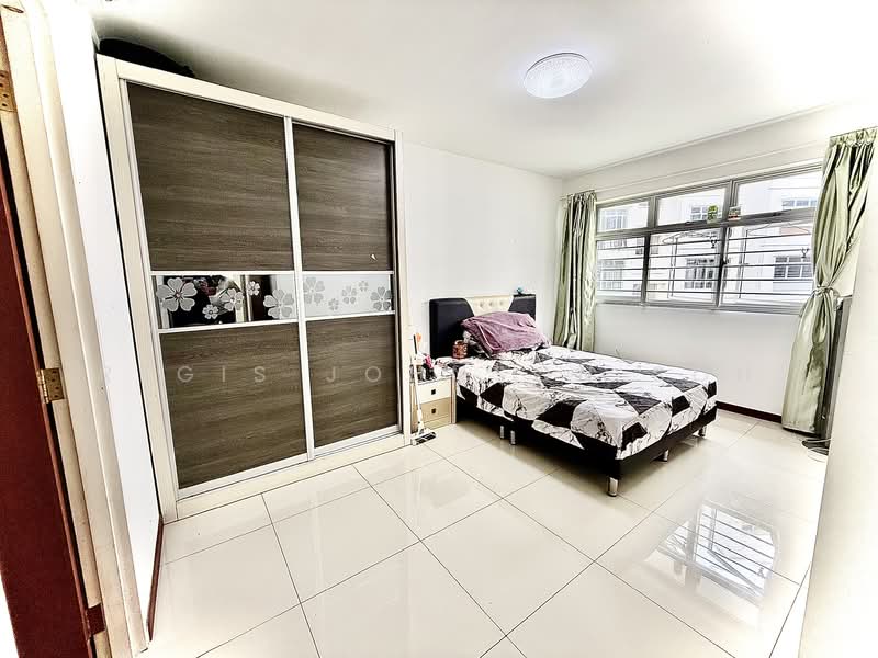 672C Yishun Avenue 4 HDB Flat For Sale at S$ 650,000 | PropertyGuru Singapore - Master Bedroom