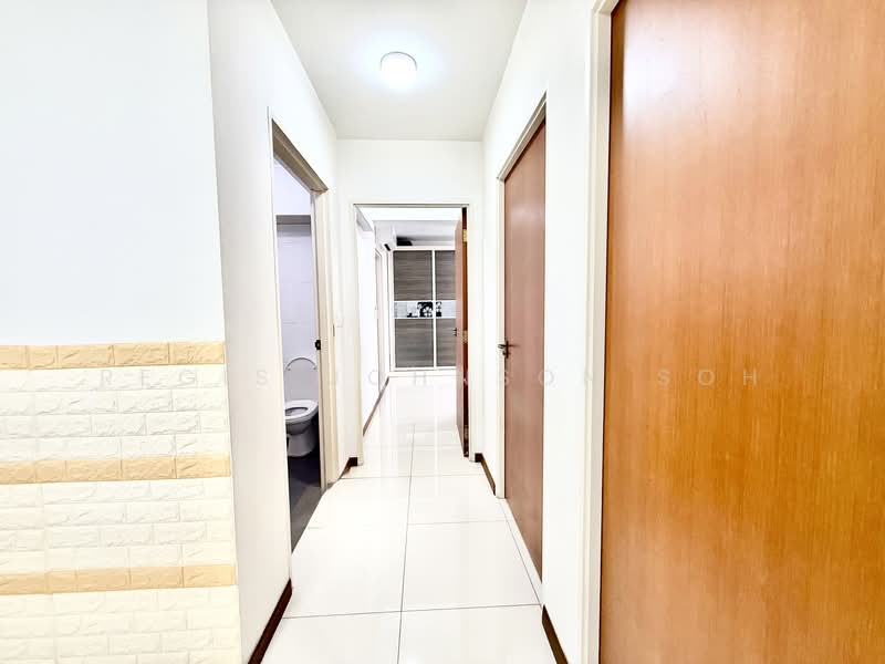 672C Yishun Avenue 4 HDB Flat For Sale at S$ 650,000 | PropertyGuru Singapore - Walkway