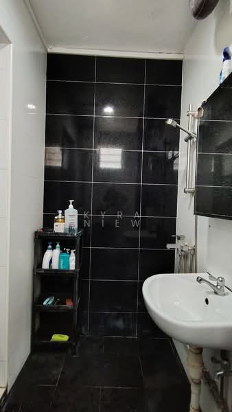 813 Jurong West Street 81 HDB Flat For Sale at S$ 530,000 | PropertyGuru Singapore - Common Bathroom