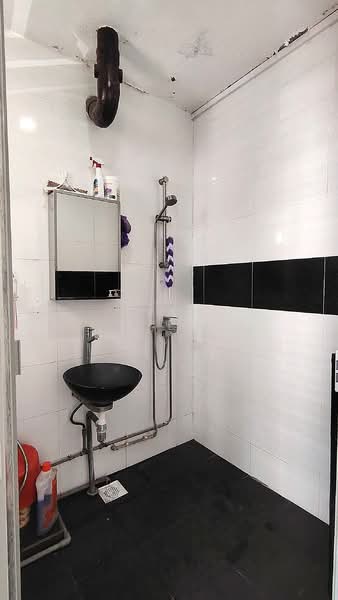 813 Jurong West Street 81 HDB Flat For Sale at S$ 530,000 | PropertyGuru Singapore - Master Bathroom