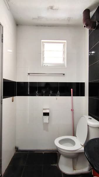 813 Jurong West Street 81 HDB Flat For Sale at S$ 530,000 | PropertyGuru Singapore - Master Bathroom