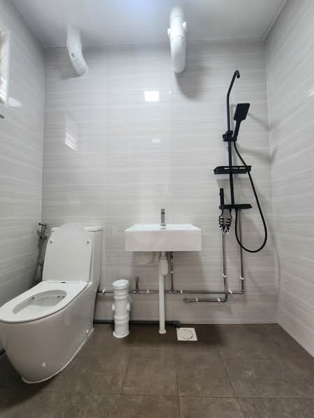 813 Jurong West Street 81, 813 Jurong West Street 81, 3 Bedrooms, 1,119 sqft, HDB Flat For Sale, by Kyra Niew, 500068885 - Bathroom - PropertyGuru.com.sg