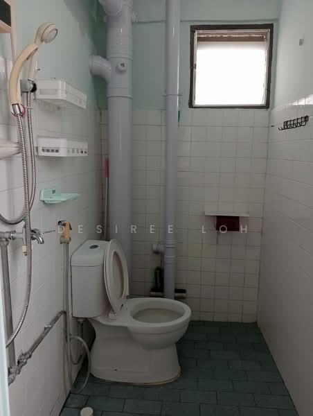 269 Yishun Street 22 HDB Flat For Sale at S$ 422,000 | PropertyGuru Singapore - Bathroom