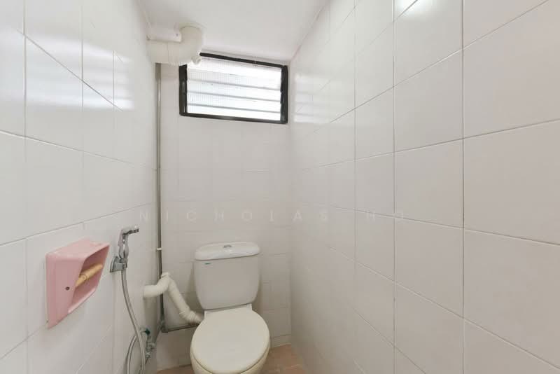 168 Stirling Road HDB Flat For Sale at S$ 338,000 | PropertyGuru Singapore - Bathroom