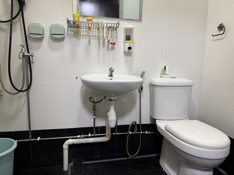 824 Jurong West Street 81 HDB Flat For Sale at S$ 630,000 | PropertyGuru Singapore - Bathroom