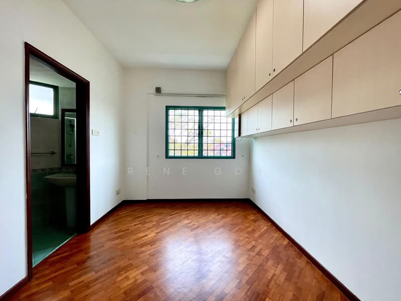 Stratford Court Condominium For Sale at S$ 2,000,000 | PropertyGuru Singapore - Bathroom