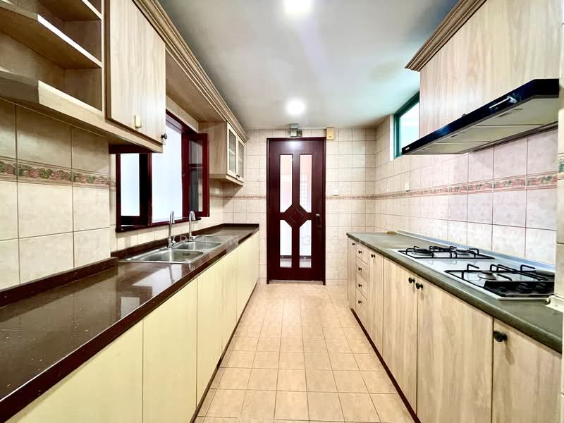 Stratford Court Condominium For Sale at S$ 2,000,000 | PropertyGuru Singapore - Kitchen
