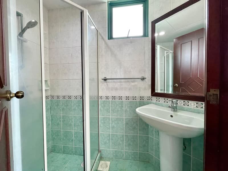 Stratford Court Condominium For Sale at S$ 2,000,000 | PropertyGuru Singapore - Bathroom