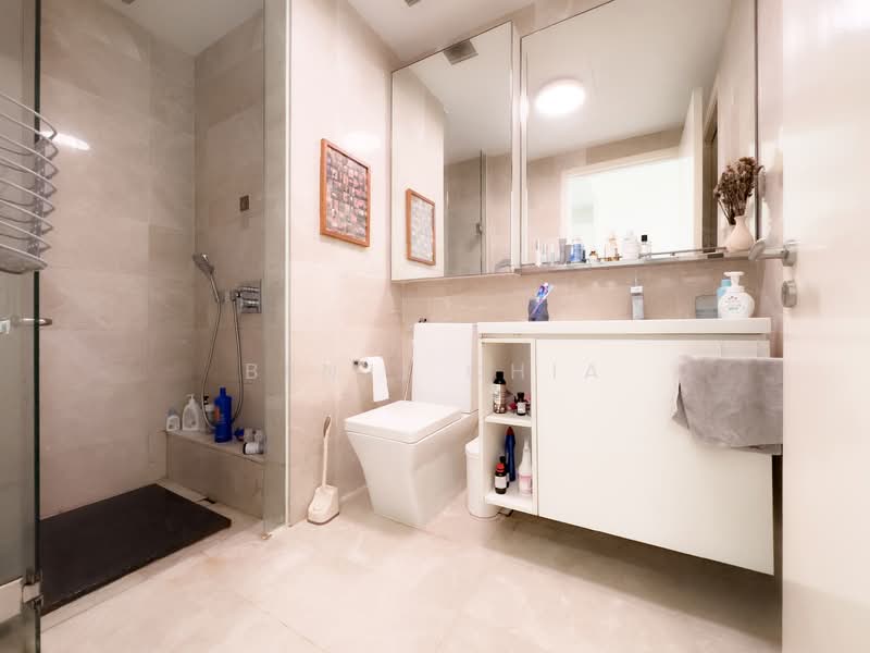 Kingsford Hillview Peak Condominium For Sale at S$ 799,000 | PropertyGuru Singapore - Bathroom