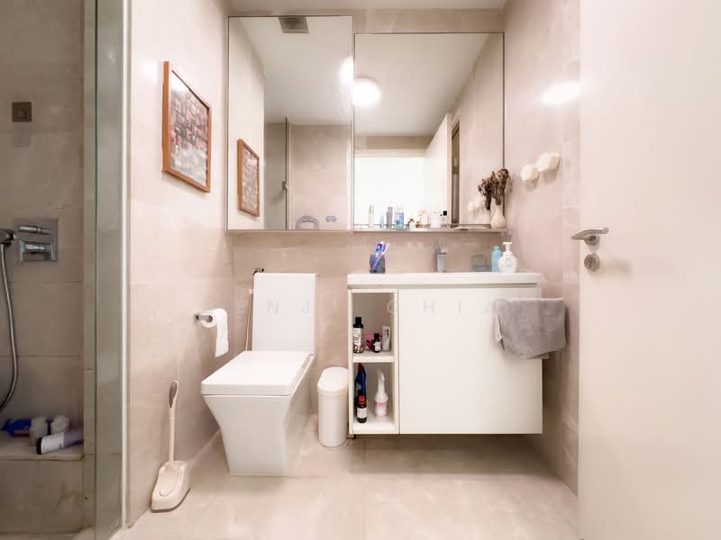 Kingsford Hillview Peak Condominium For Sale at S$ 799,000 | PropertyGuru Singapore - Bathroom