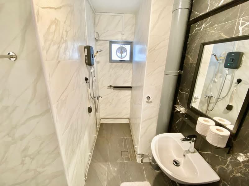 512 Bukit Batok Street 52 HDB Flat For Sale at S$ 900,000 | PropertyGuru Singapore - Bathroom
