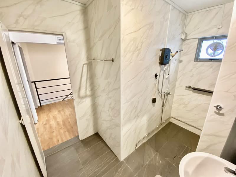 512 Bukit Batok Street 52 HDB Flat For Sale at S$ 900,000 | PropertyGuru Singapore - Bathroom