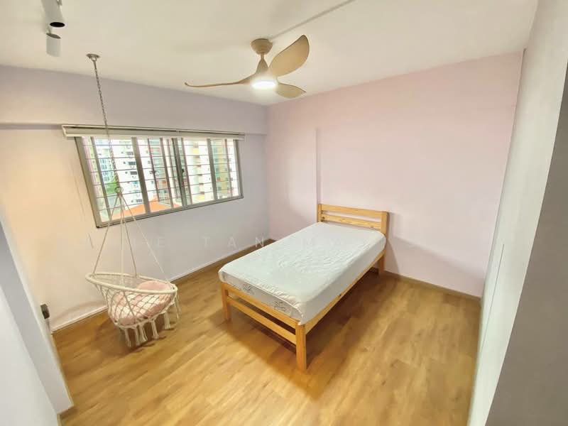 512 Bukit Batok Street 52 HDB Flat For Sale at S$ 900,000 | PropertyGuru Singapore - Bedroom