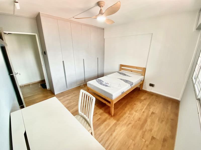 512 Bukit Batok Street 52 HDB Flat For Sale at S$ 900,000 | PropertyGuru Singapore - Bedroom