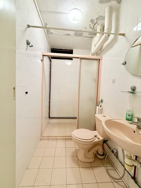 751 Woodlands Circle HDB Flat For Sale at S$ 663,000 | PropertyGuru Singapore - Bathroom