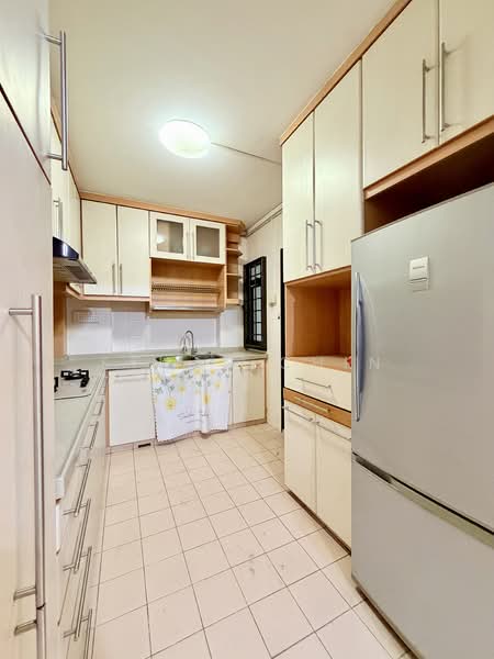 751 Woodlands Circle HDB Flat For Sale at S$ 663,000 | PropertyGuru Singapore - Kitchen