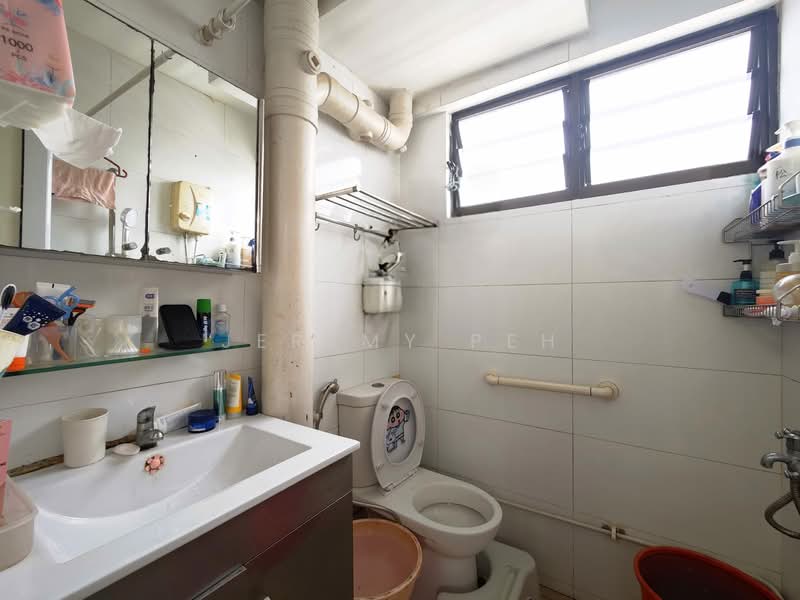 138 Bukit Batok West Avenue 6 HDB Flat For Sale at S$ 568,000 | PropertyGuru Singapore - Bathroom
