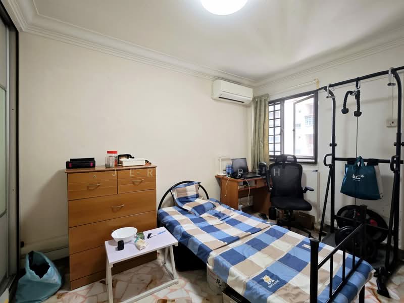 138 Bukit Batok West Avenue 6 HDB Flat For Sale at S$ 568,000 | PropertyGuru Singapore - Bedroom
