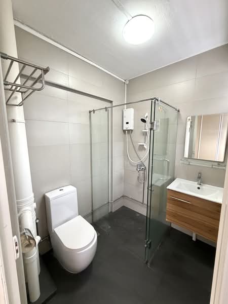 312 Serangoon Avenue 2 HDB Flat For Sale at S$ 998,000 | PropertyGuru Singapore - Bathroom