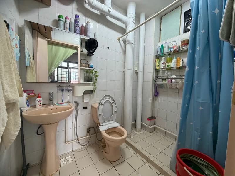 297D Choa Chu Kang Avenue 2 HDB Flat For Sale at S$ 700,000 | PropertyGuru Singapore - Bathroom