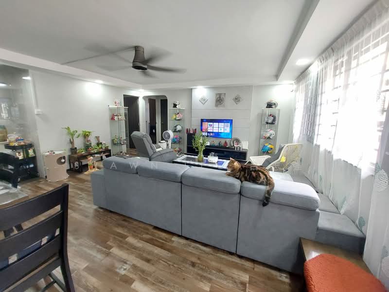 617 Hougang Avenue 8 HDB Flat For Sale at S$ 600,000 | PropertyGuru Singapore - Living Room