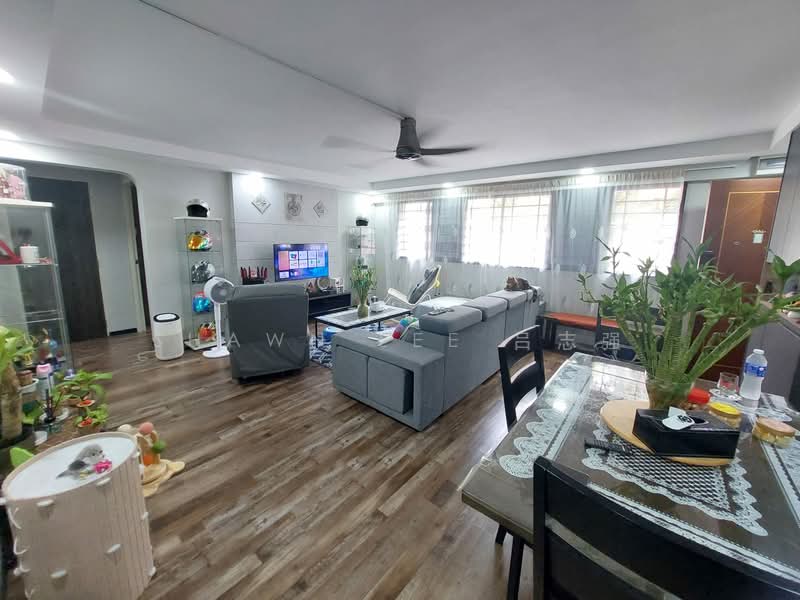 617 Hougang Avenue 8 HDB Flat For Sale at S$ 600,000 | PropertyGuru Singapore - Living Room