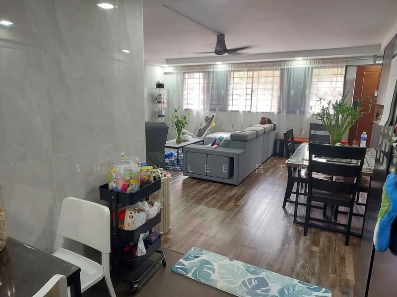 617 Hougang Avenue 8 HDB Flat For Sale at S$ 600,000 | PropertyGuru Singapore - Living Room