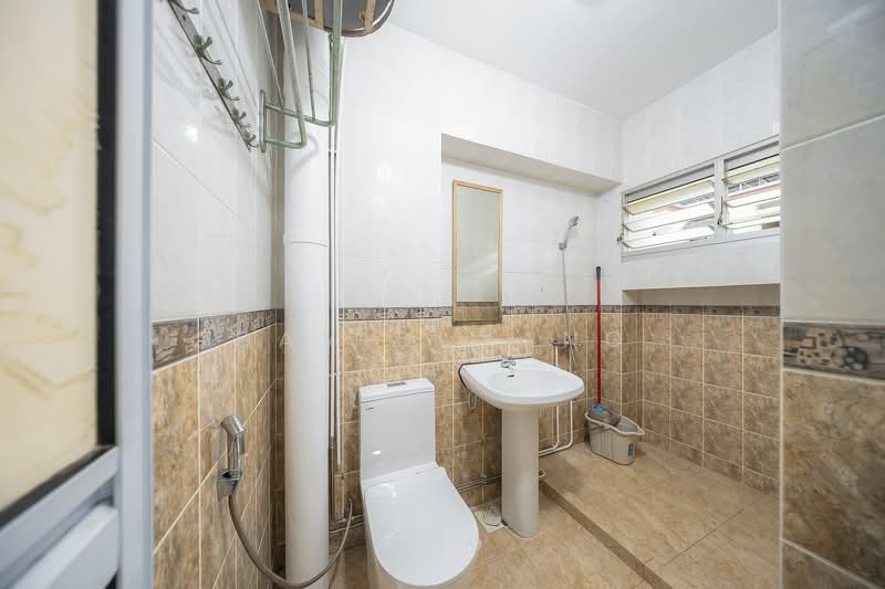 136 Pasir Ris Street 11, 136 Pasir Ris Street 11, 3 Bedrooms, 1,539 sqft, HDB Flat For Rent, by David Wang, 500068994 - Bathroom - PropertyGuru.com.sg