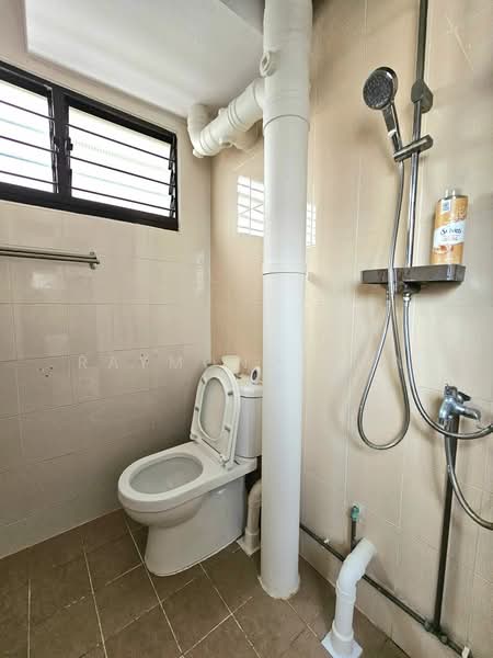 480 Jurong West Street 41, 480 Jurong West Street 41, 2 Bedrooms, 721 sqft, HDB Flat For Rent, by Raymond Kwa, 500068996 - Bathroom - PropertyGuru.com.sg
