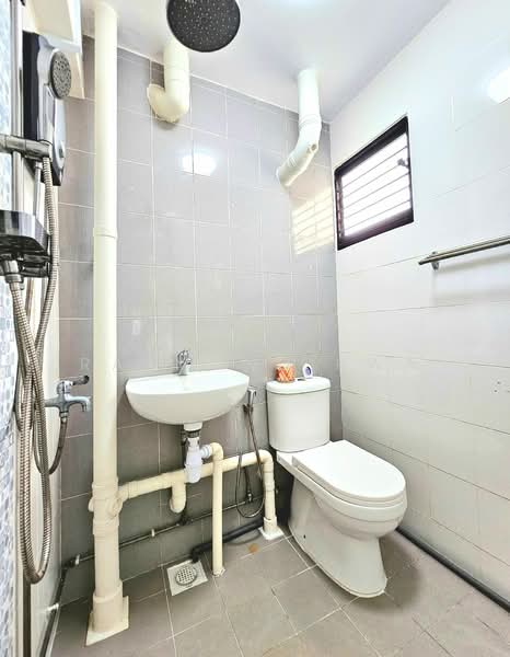 480 Jurong West Street 41, 480 Jurong West Street 41, 2 Bedrooms, 721 sqft, HDB Flat For Rent, by Raymond Kwa, 500068996 - Bathroom - PropertyGuru.com.sg